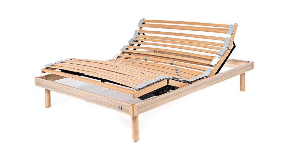 Cama articulada elétrica de madeira clara com estrado de ripas e motor