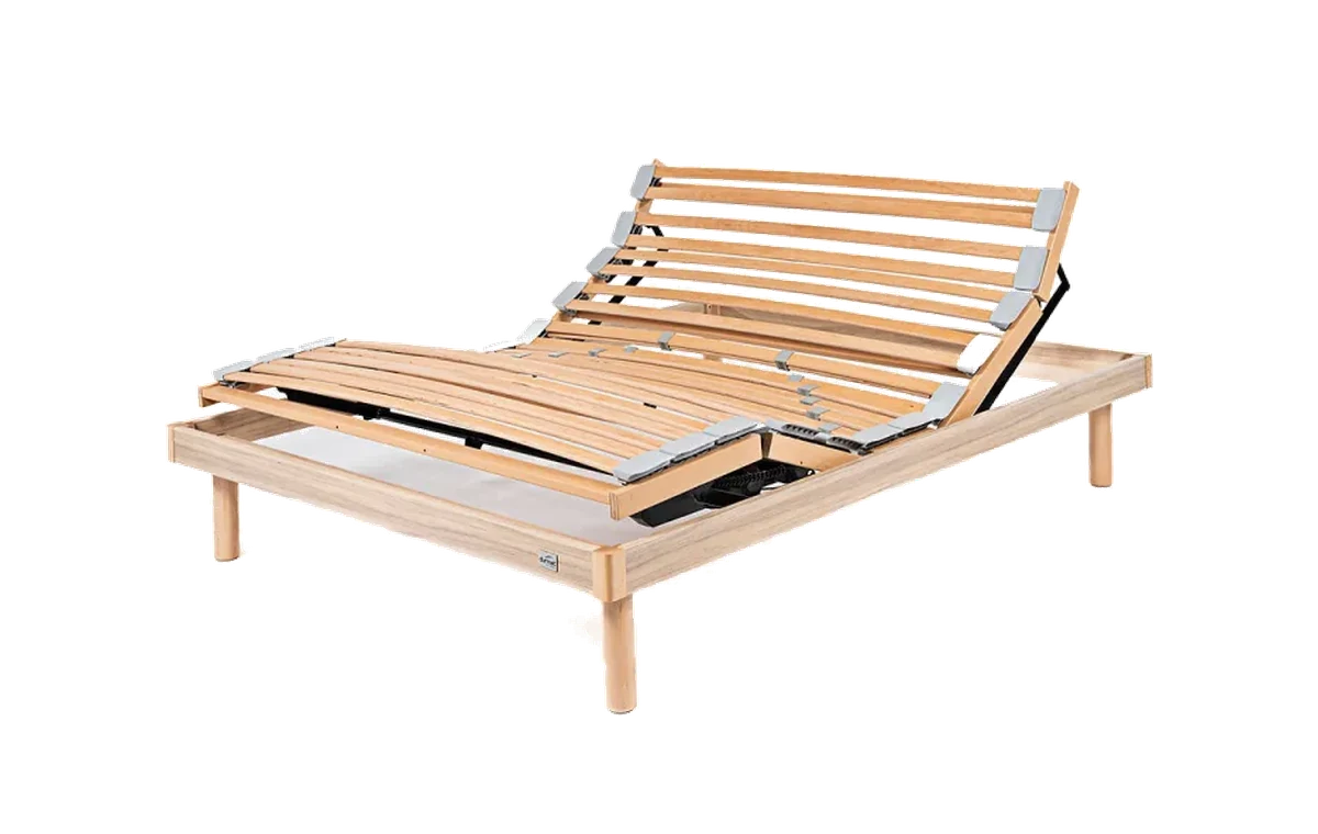 Cama articulada elétrica de madeira clara com estrado de ripas e motor