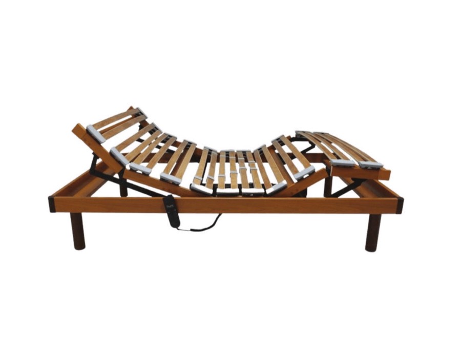 Cama articulada elétrica de madeira com estrado de ripas e comando